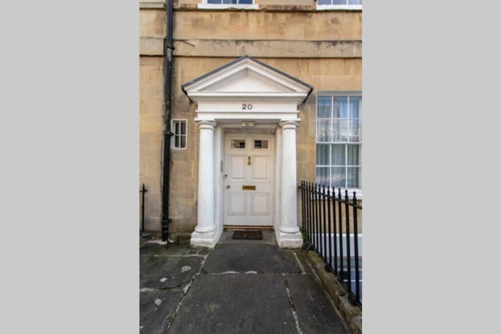 Stylish Georgian Retreat Apartment Bath Bagian luar foto
