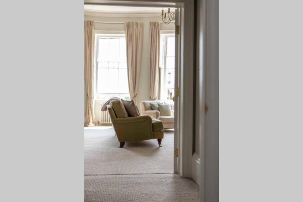 Stylish Georgian Retreat Apartment Bath Bagian luar foto